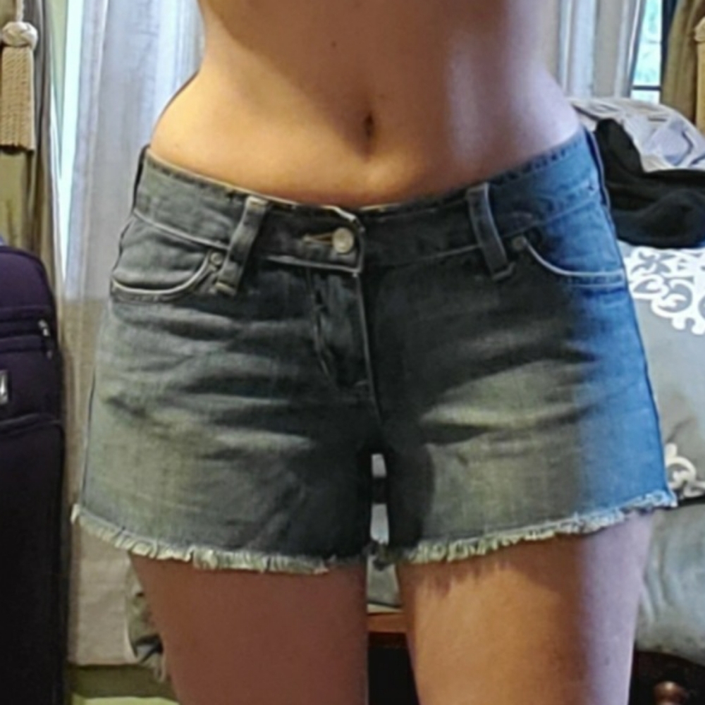 Short jean shorts with ripped edges